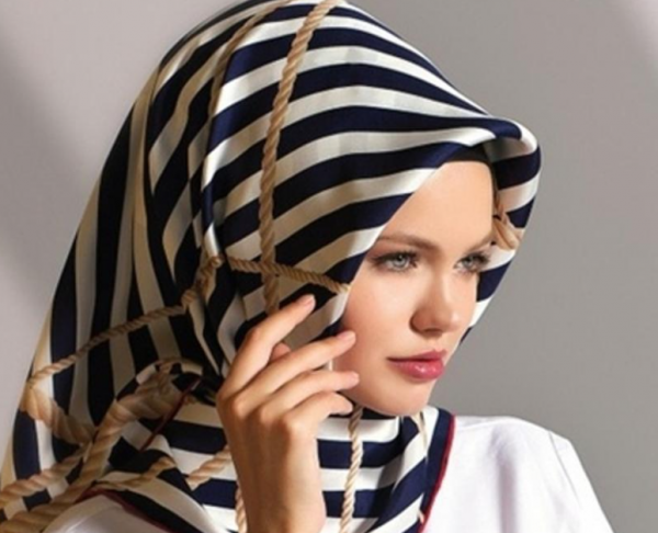 Motif garis-garis horisontal lebar